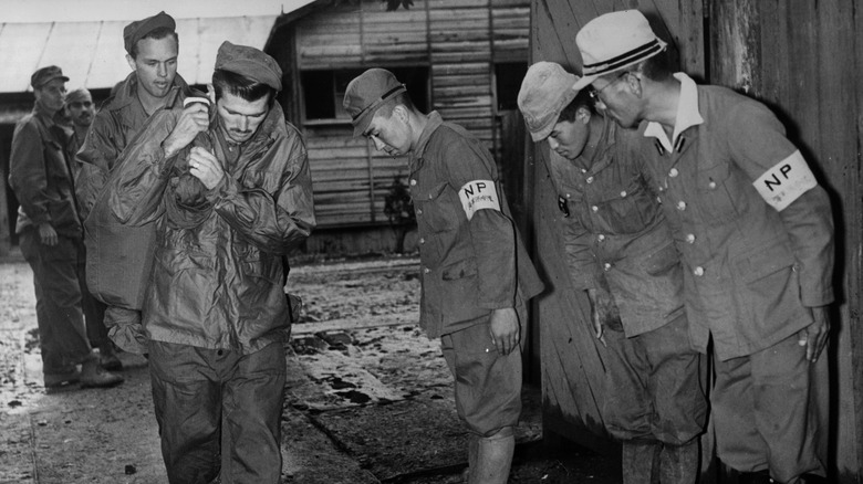 US POWs leaving the Ōfuna camp