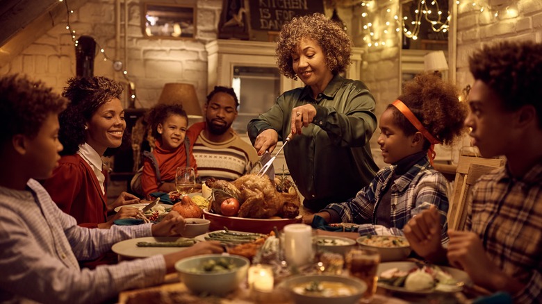 Family carves Thanksgiving turkey