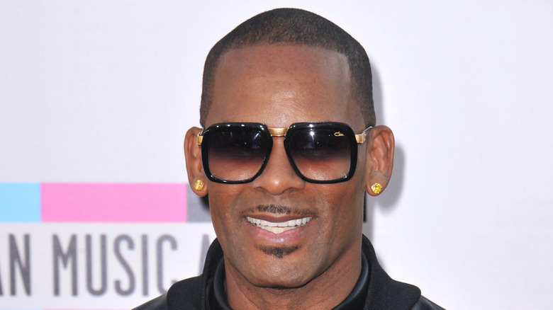 r kelly smiling in sunglasses