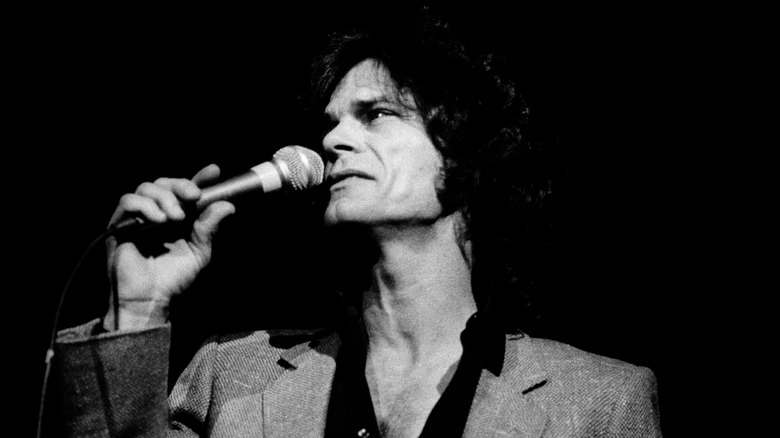 B.J. Thomas singing on stage and frowning