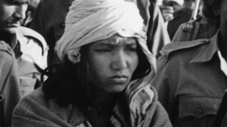 Phoolan Devi walks to surrender