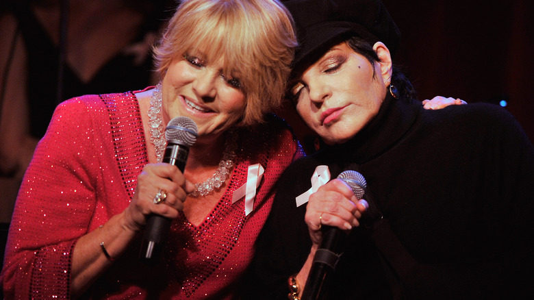 Liza and sister Lorna Luft performing