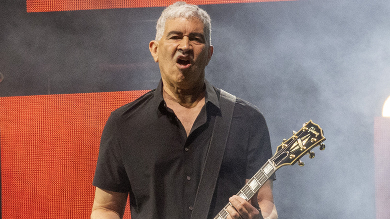 Pat Smear playing guitar