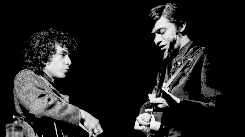 bob dylan robbie robertson playing guitar