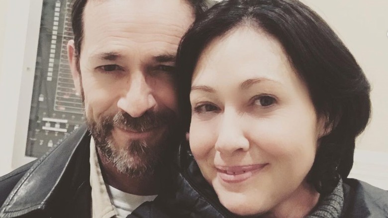 Shannen Doherty and Luke Perry smiling