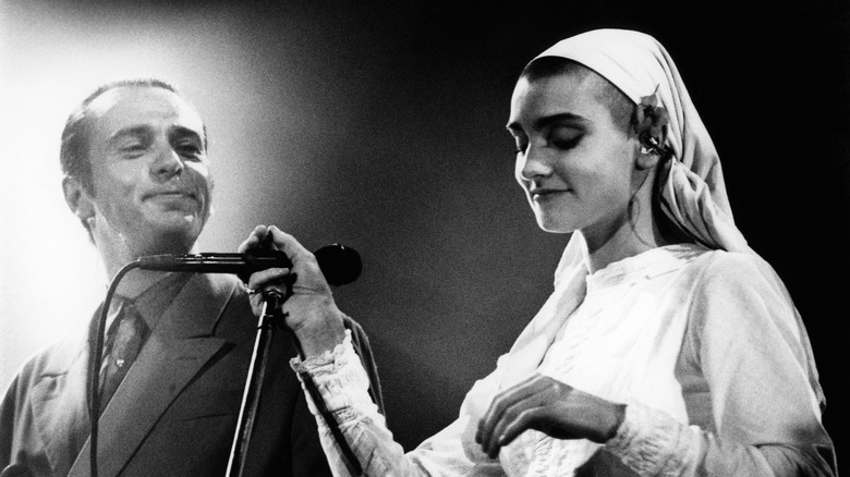 Peter Gabriel and Sinéad O'Connor performing on stage