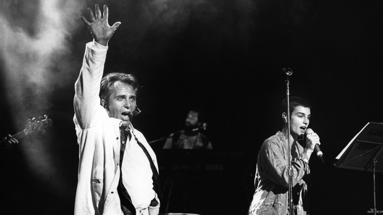 Peter Gabriel and Sinéad O'Connor performing on stage