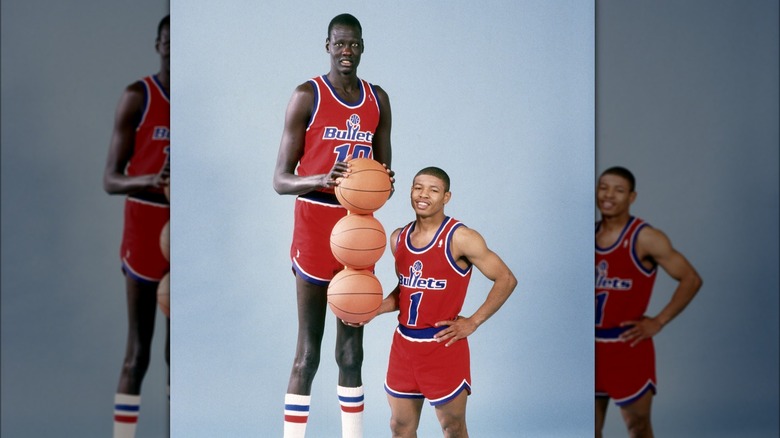 Manute Bol and Muggsy Bogues posing