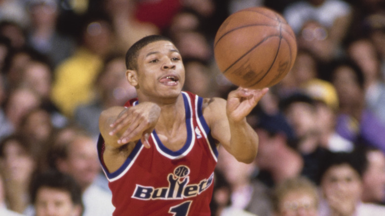 Muggsy Bogues fires off a pass