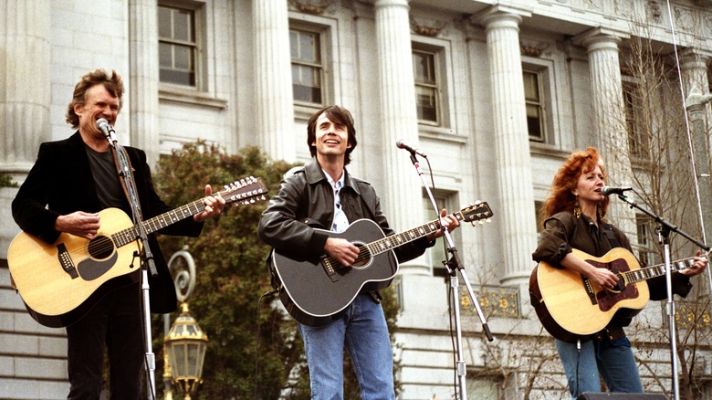 Bonnie Raitt playing with bandmates