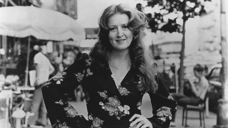 Bonnie Raitt with hands on hips