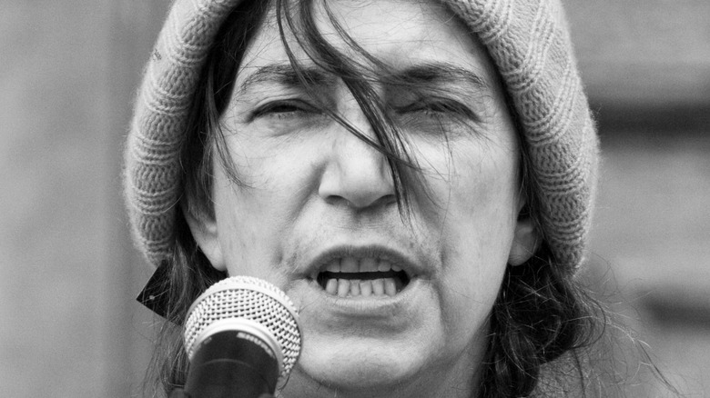 Patti Smith mouth open microphone