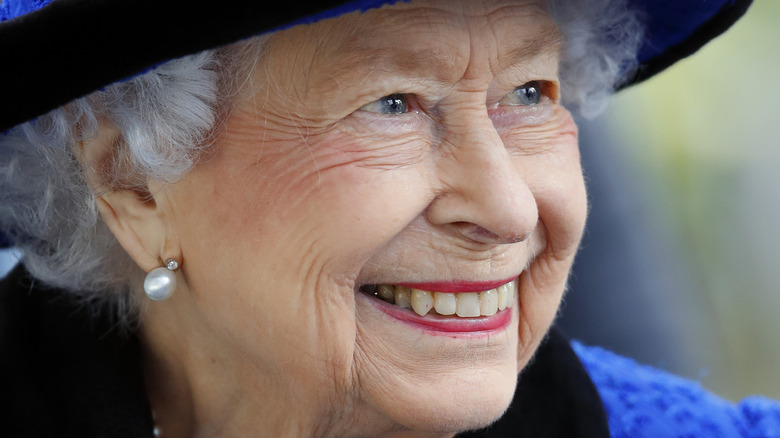 queen elizabeth blue hat smiling