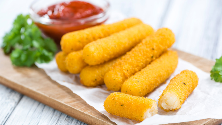 Mozzarella sticks and marinara sauce