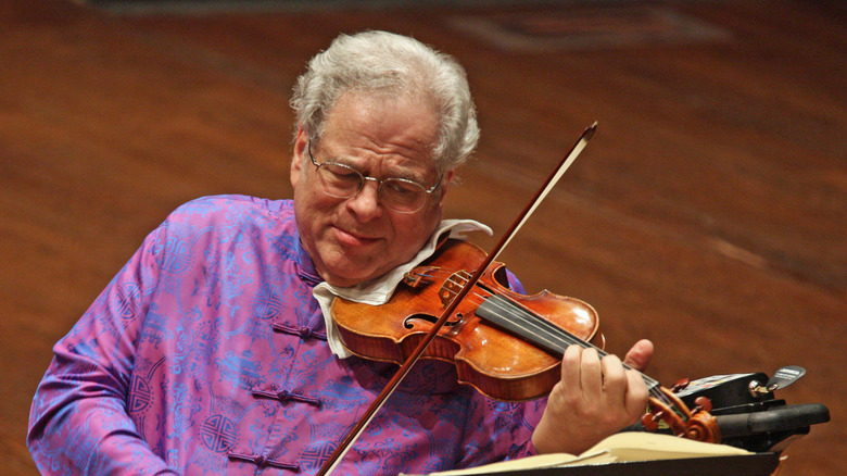 Itzhak Perlman playing violin