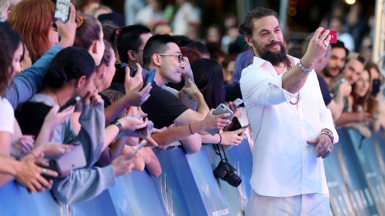 joason momoa taking photos with fans