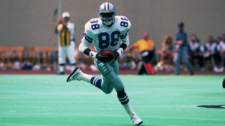 Michael Irvin runs with the ball