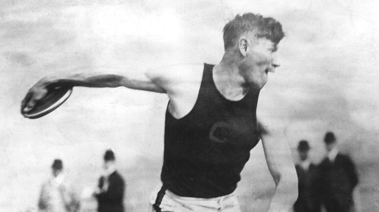 Jim Thorpe throws discus