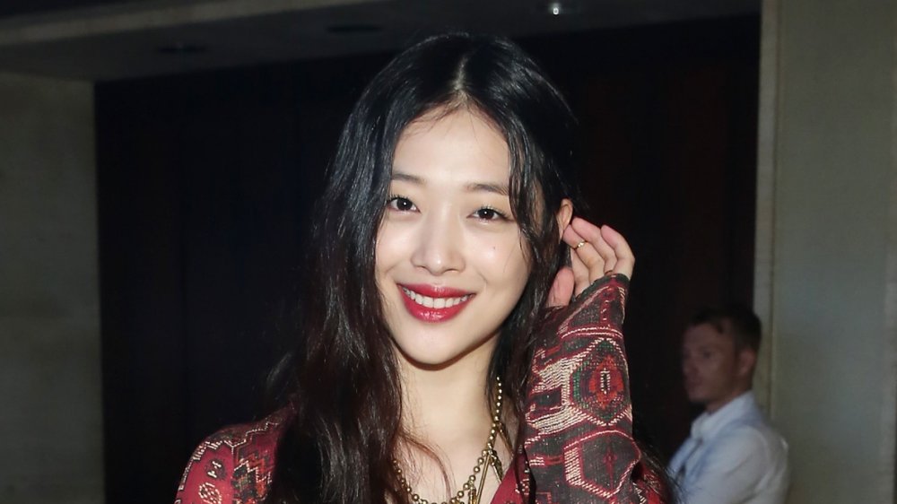 Sulli smiling