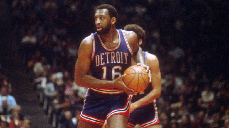 Bob Lanier looks to pass
