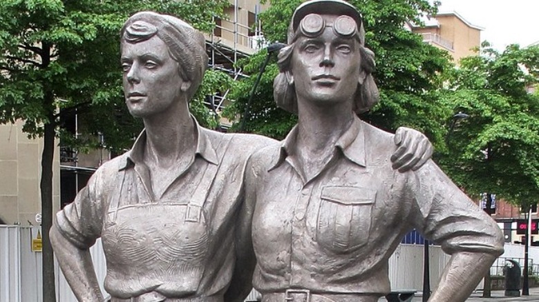 Jennings sculpture of women steel workers