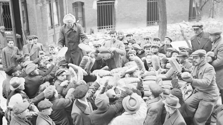 jews expelled from poland to berlin after the war lining up for food