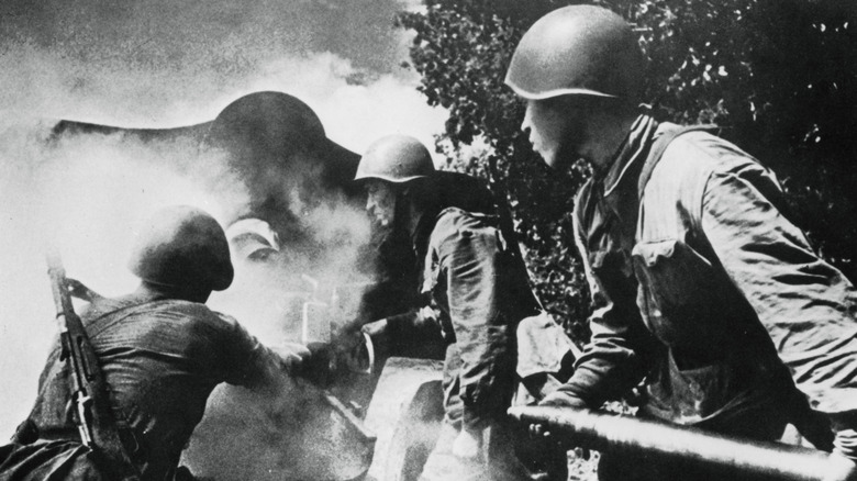 soviet artillery troops on eastern front