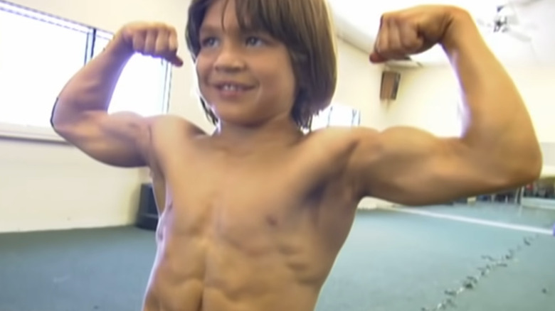 Richard Sandrak flexing