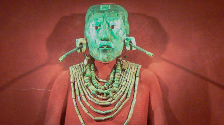 Mounted funerary jewelry of Kʼinich Janaab Pakal I