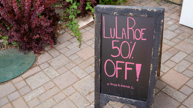 LuLaRoe sign