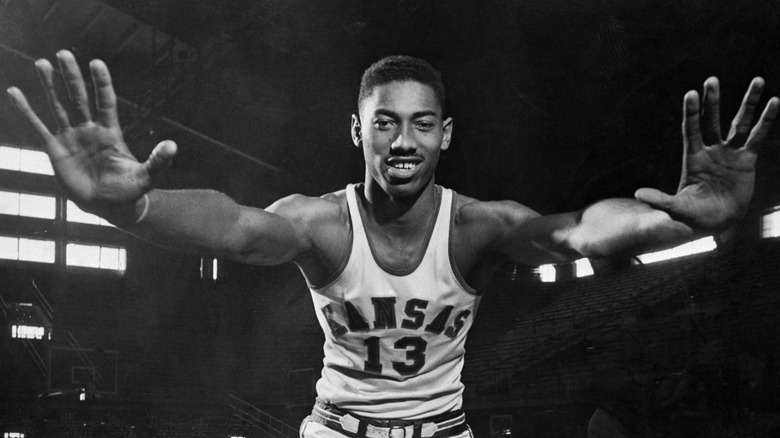 Wilt Chamberlain holds out hands