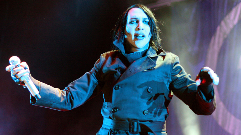 Marilyn Manson moving around on stage at the Mayhem Festival in 2009