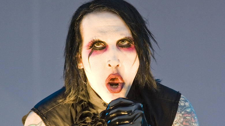 Marylin Manson makeup singing