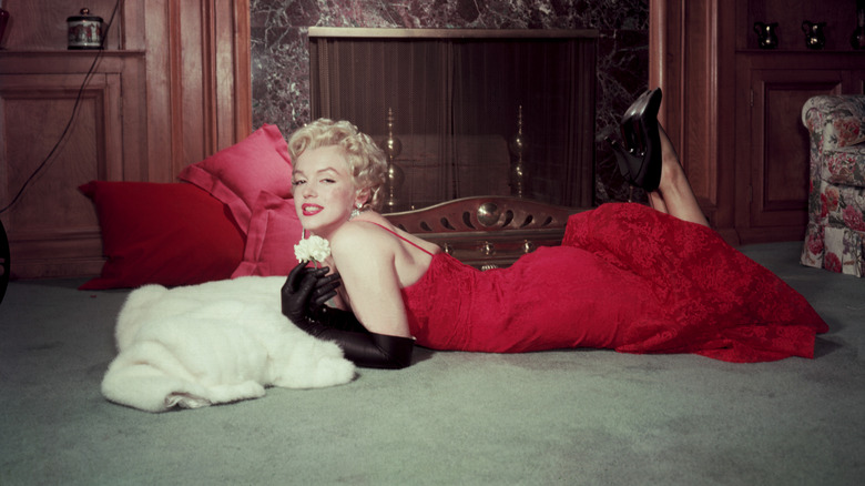 Marilyn Monroe posing for picture