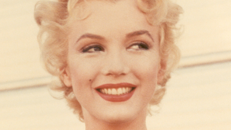 Marilyn Monroe posing 