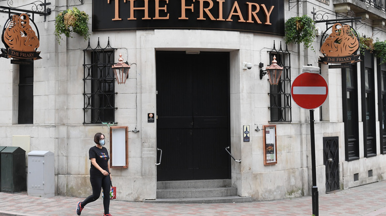 An English pub during lockdown 
