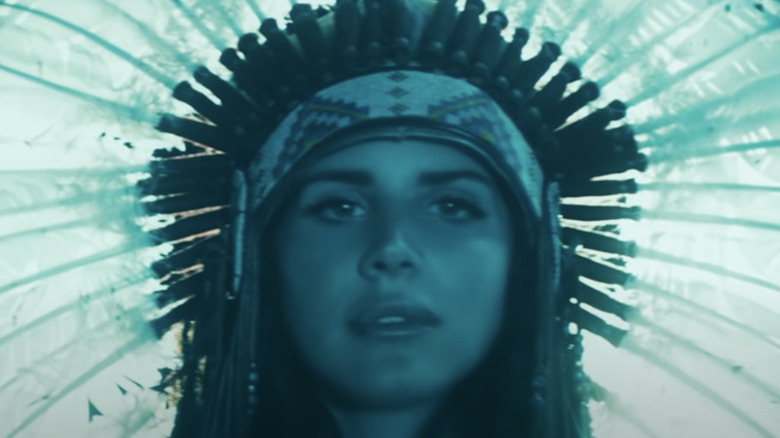 Del Rey in a headdress