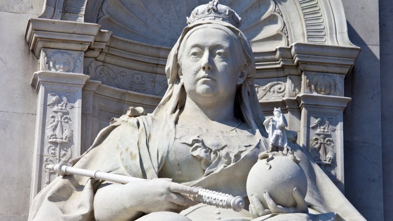 queen victoria statue