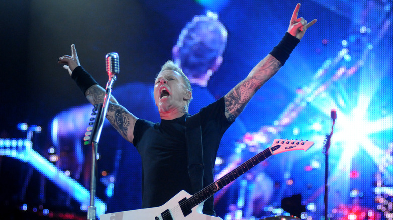 Hetfield doing the horns