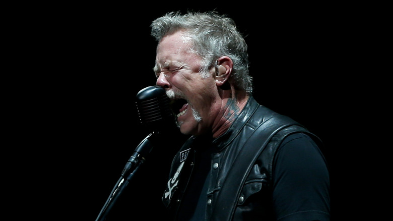 Hetfield screaming into microphone