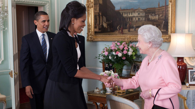 Michelle Obama shakes the Queen's hand