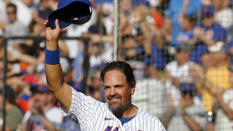 Mike Piazza on field