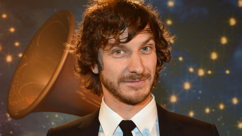 Gotye wide-eyed in skinny tie at Grammys