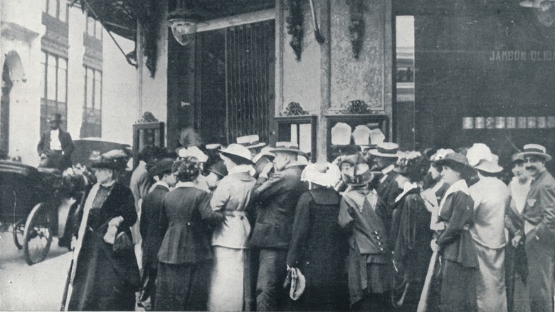 Parisian bread lines as the city prepares for war