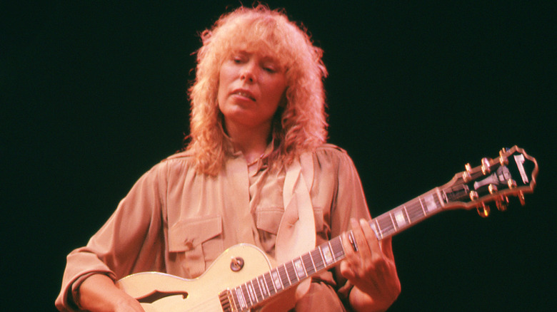 Joni Mitchell playing guitar live