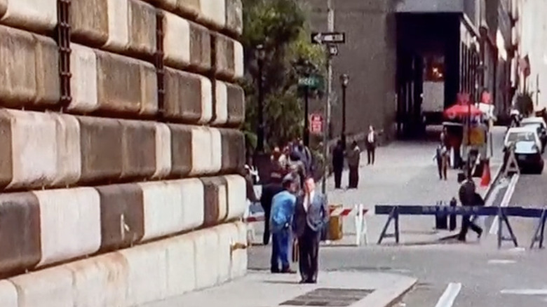 extra standing awkwardly in Die Hard with a Vengeance