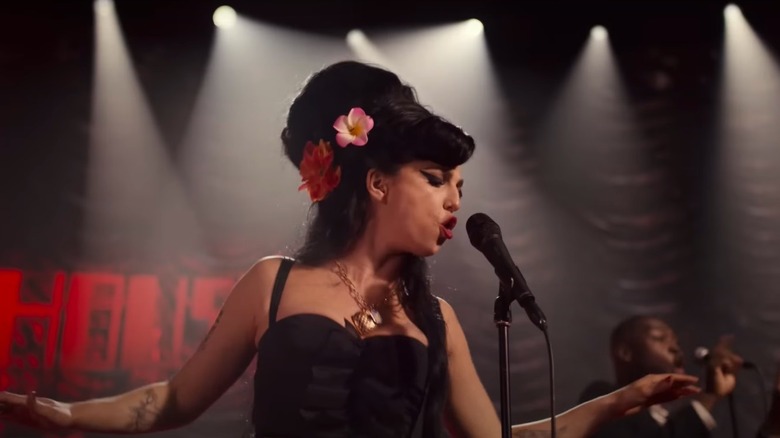 Marisa Abela portraying Amy WInehouse singing onstage in Back to Black