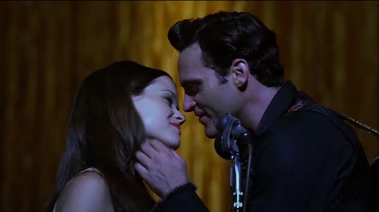 Reese Witherspoon and Joaquain Phoenix portraying June Carter Cash and Johnny Cash by microphone in Walk the Line