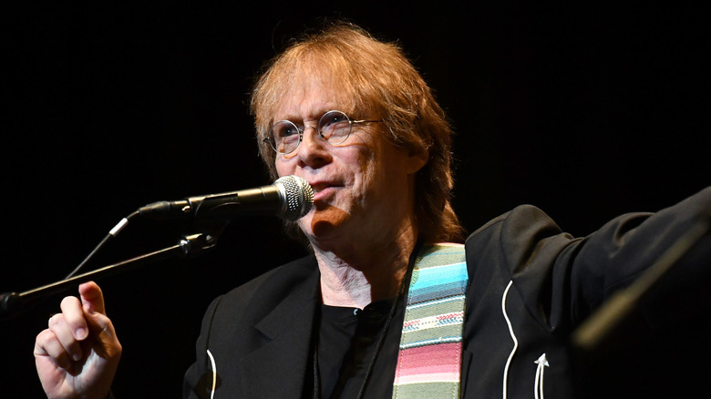Bill Mumy singing onstage