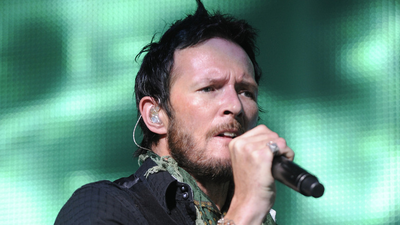 Stone Temple Pilots' Scott Weiland singing on stage in 2009